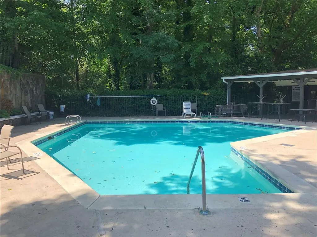 5151 Roswell Road Unit 4, Atlanta, Georgia 30342, 2 Bedrooms Bedrooms, ,2 BathroomsBathrooms,Residential,Sold,5151 Roswell Road Unit 4,6722920