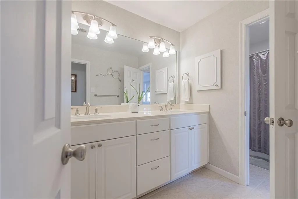 6520 Roswell Road Unit 98, Atlanta, Georgia 30328, 2 Bedrooms Bedrooms, ,1 BathroomBathrooms,Residential,Sold,6520 Roswell Road Unit 98,6545496