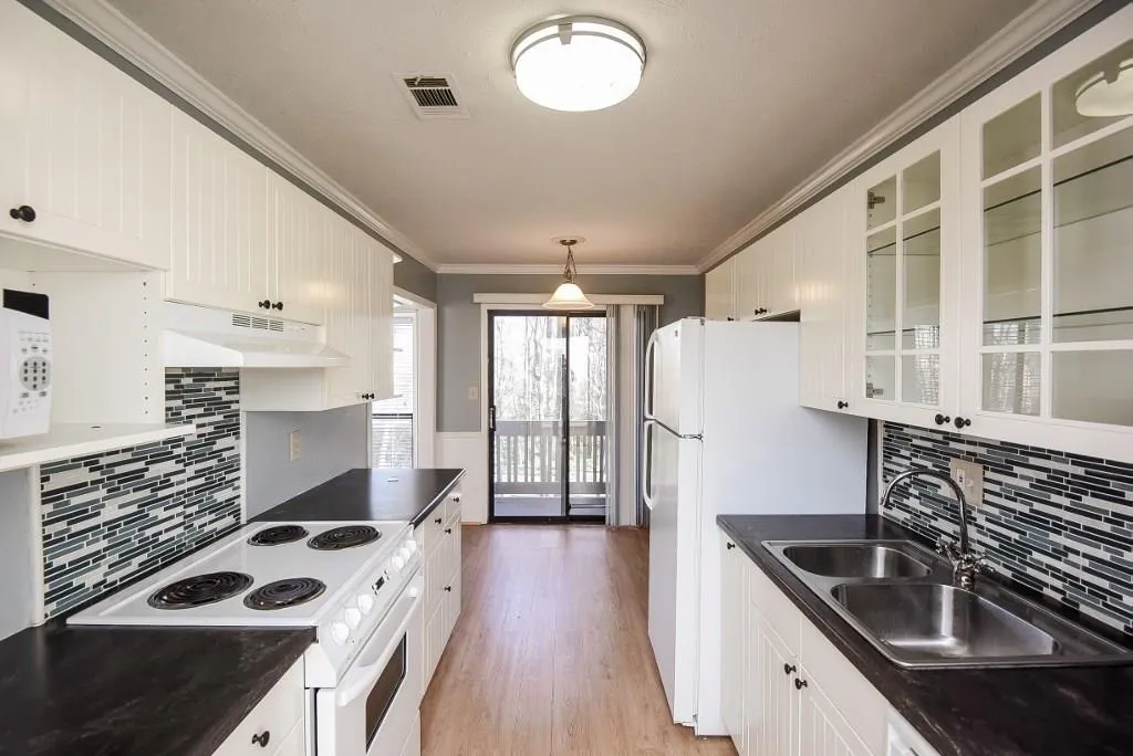 8740 Roswell Road Unit 4a, Sandy Springs, Georgia 30350, 2 Bedrooms Bedrooms, ,2 BathroomsBathrooms,Residential,Sold,8740 Roswell Road Unit 4a,5633396