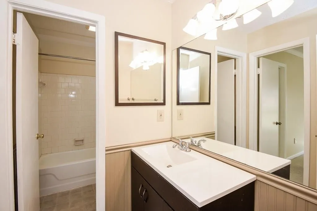 8740 Roswell Road Unit 4a, Sandy Springs, Georgia 30350, 2 Bedrooms Bedrooms, ,2 BathroomsBathrooms,Residential,Sold,8740 Roswell Road Unit 4a,5633396