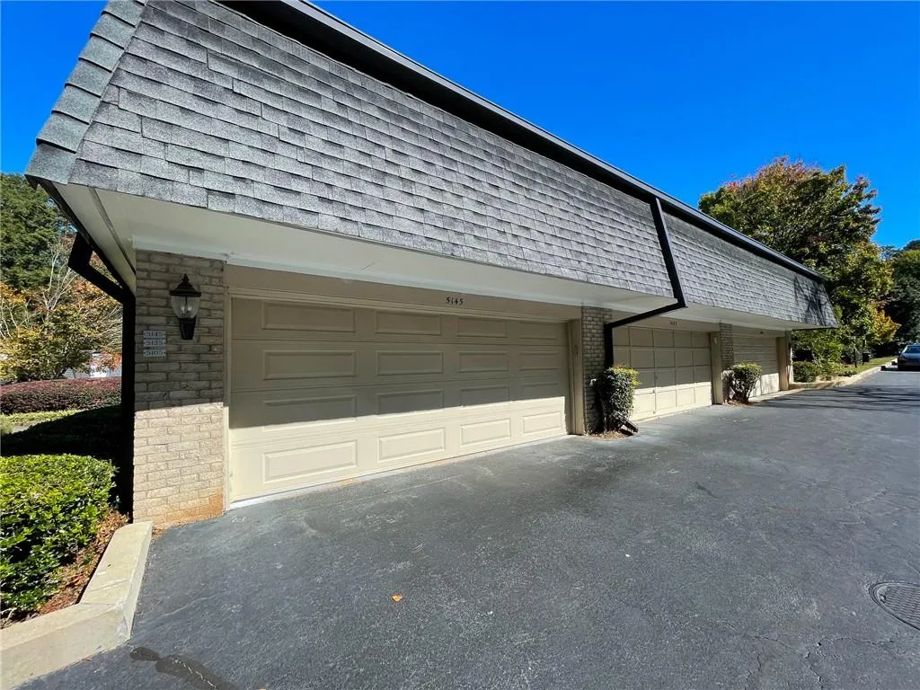 5145 Chemin De Vie, Sandy Springs, Georgia 30342, 2 Bedrooms Bedrooms, ,2 BathroomsBathrooms,Residential,Sold,5145 Chemin De Vie,6959315