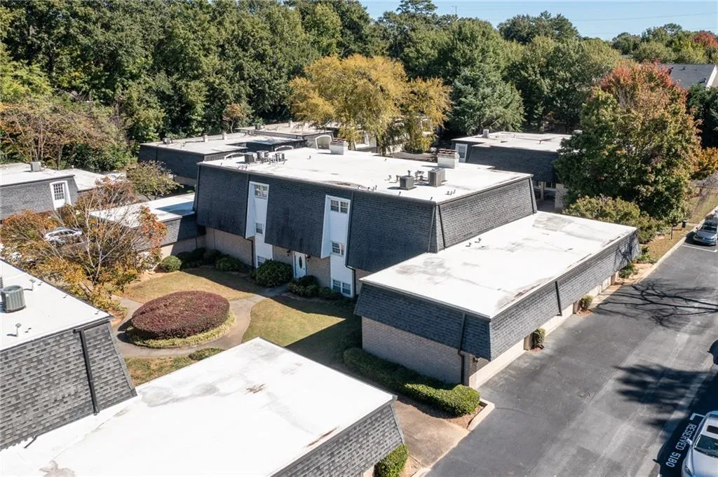 5145 Chemin De Vie, Sandy Springs, Georgia 30342, 2 Bedrooms Bedrooms, ,2 BathroomsBathrooms,Residential,Sold,5145 Chemin De Vie,6959315