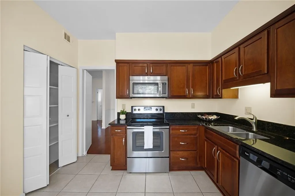 5145 Chemin De Vie, Sandy Springs, Georgia 30342, 2 Bedrooms Bedrooms, ,2 BathroomsBathrooms,Residential,Sold,5145 Chemin De Vie,6959315