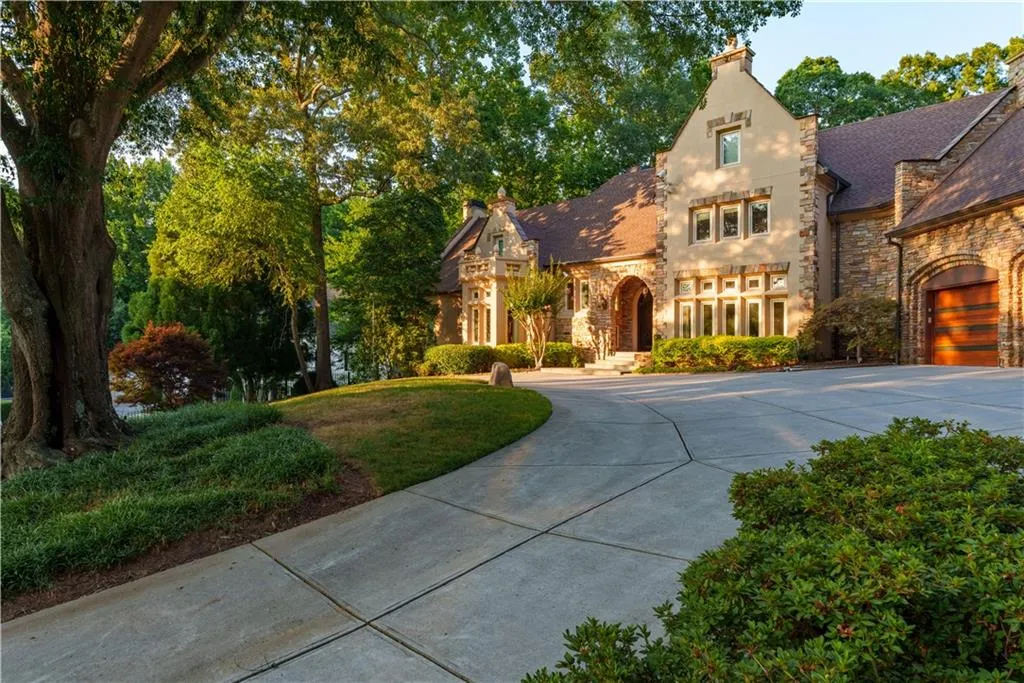 875 Marseilles Drive, Sandy Springs, Georgia 30327, 6 Bedrooms Bedrooms, ,7 BathroomsBathrooms,Residential,Sold,875 Marseilles Drive,7416918