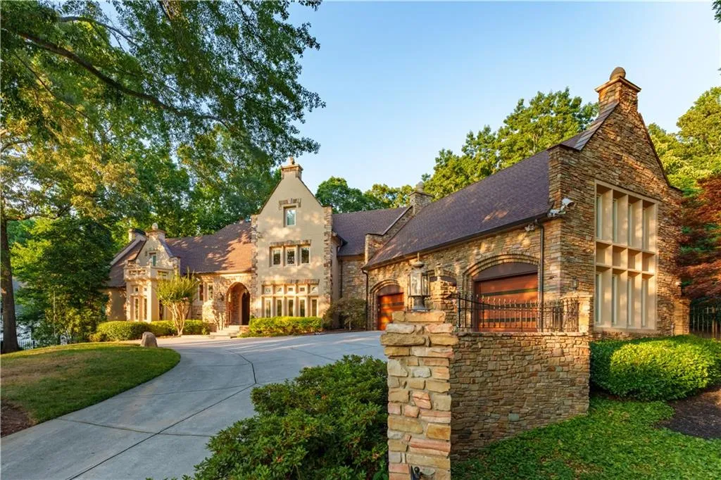 875 Marseilles Drive, Sandy Springs, Georgia 30327, 6 Bedrooms Bedrooms, ,7 BathroomsBathrooms,Residential,Sold,875 Marseilles Drive,7416918