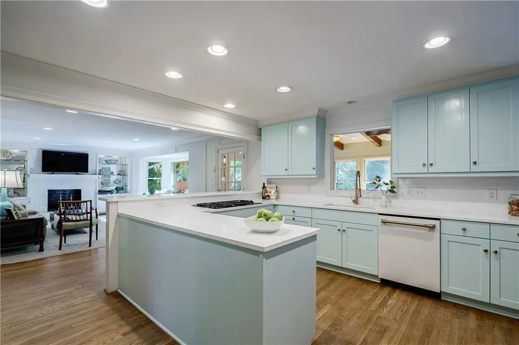 305 Drummen Court, Atlanta, Georgia 30328, 4 Bedrooms Bedrooms, ,3 BathroomsBathrooms,Residential,Sold,305 Drummen Court,7049471