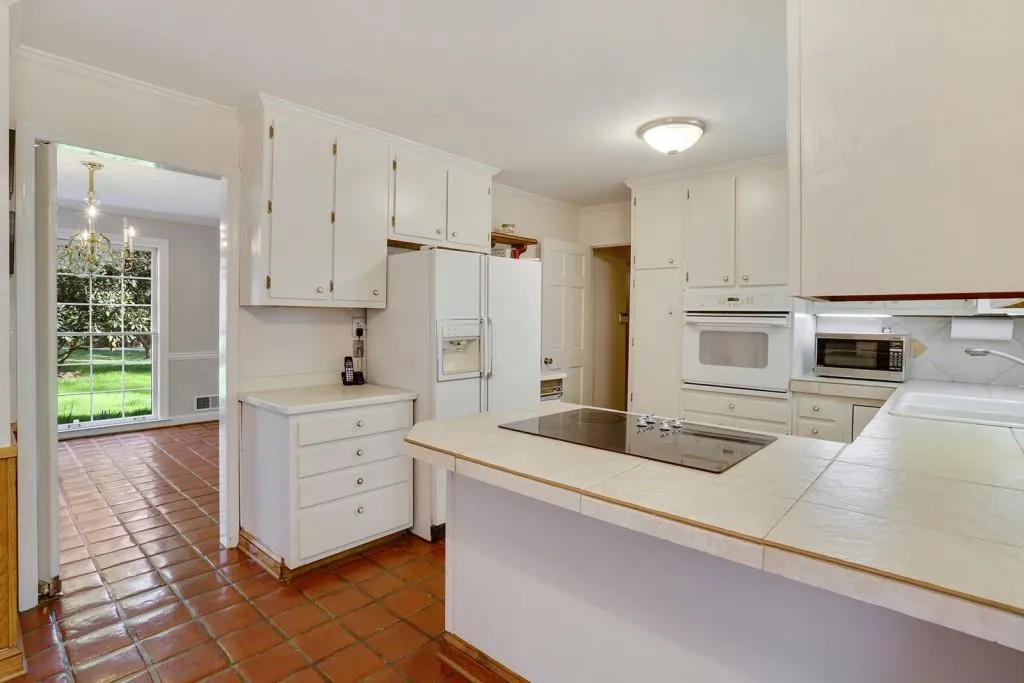 1185 Dunwoody Road, Sandy Springs, Georgia 30338, 5 Bedrooms Bedrooms, ,3 BathroomsBathrooms,Residential,Sold,1185 Dunwoody Road,5661304