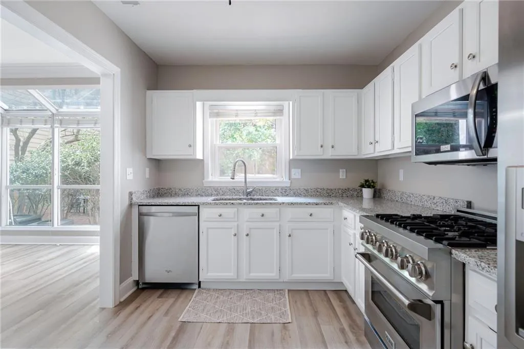 7500 Roswell Road Unit 35, Sandy Springs, Georgia 30350, 2 Bedrooms Bedrooms, ,2 BathroomsBathrooms,Residential,Sold,7500 Roswell Road Unit 35,7026116