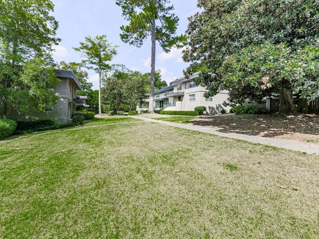284 Lakemoore Drive Ne Unit D, Atlanta, Georgia 30342, 2 Bedrooms Bedrooms, ,1 BathroomBathrooms,Residential,For Sale,284 Lakemoore Drive Ne Unit D,7652260