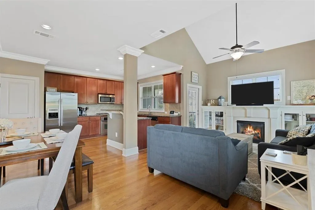769 Berrydale Drive, Atlanta, Georgia 30328, 2 Bedrooms Bedrooms, ,2 BathroomsBathrooms,Residential,Sold,769 Berrydale Drive,6736698