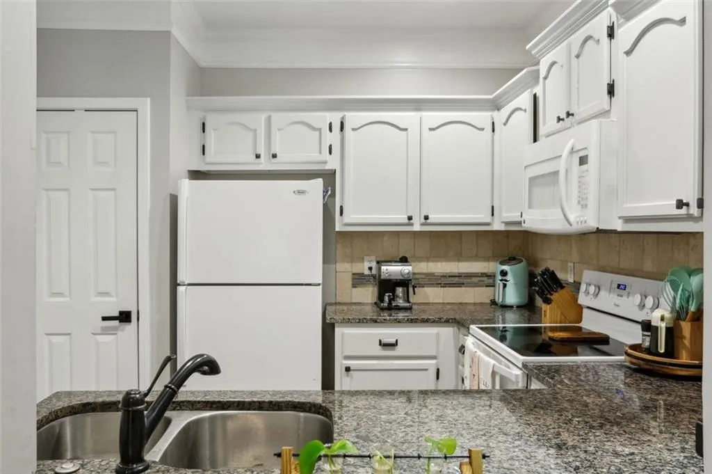 2700 Pine Tree Road Unit 3006, Atlanta, Georgia 30324, 1 Bedroom Bedrooms, ,1 BathroomBathrooms,Residential,For Sale,2700 Pine Tree Road Unit 3006,7583631