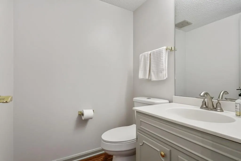 84 Forrest Place, Sandy Springs, Georgia 30328, 2 Bedrooms Bedrooms, ,2 BathroomsBathrooms,Residential,Sold,84 Forrest Place,6873922