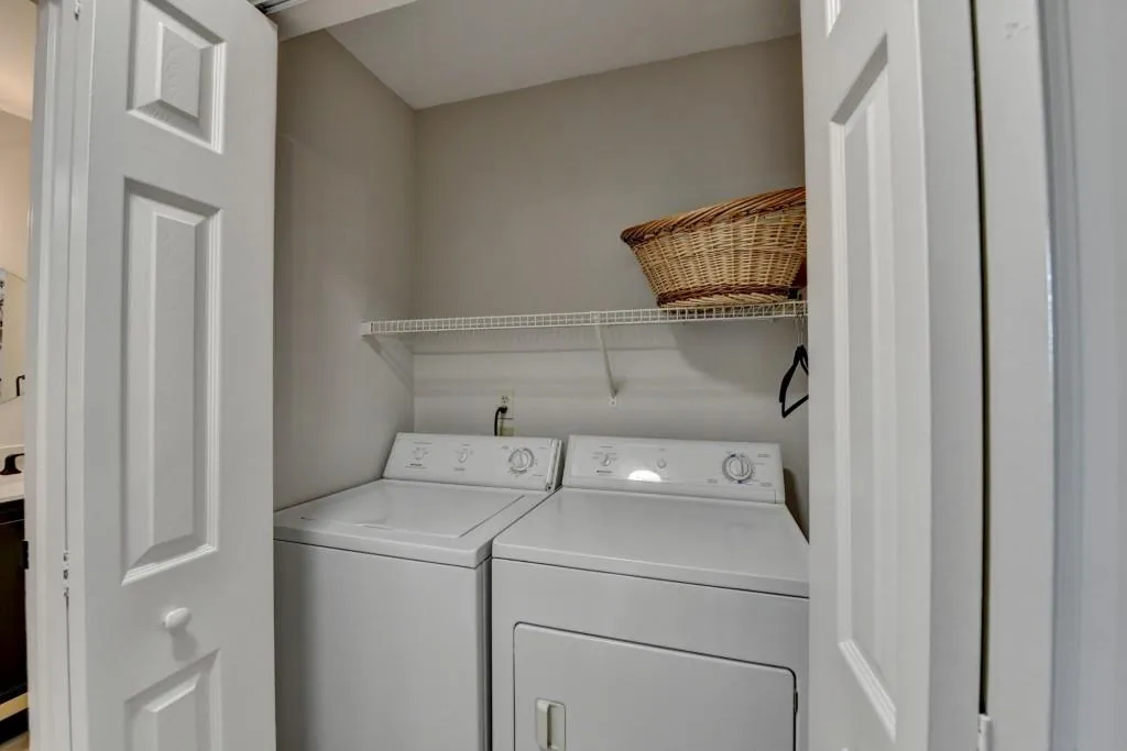402 Granville Court, Atlanta, Georgia 30328, 1 Bedroom Bedrooms, ,1 BathroomBathrooms,Residential,Sold,402 Granville Court,7505019