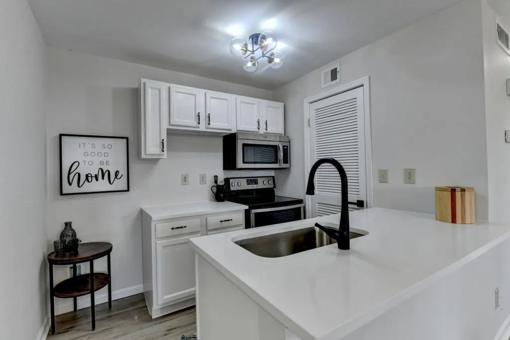 402 Granville Court, Atlanta, Georgia 30328, 1 Bedroom Bedrooms, ,1 BathroomBathrooms,Residential,Sold,402 Granville Court,7505019