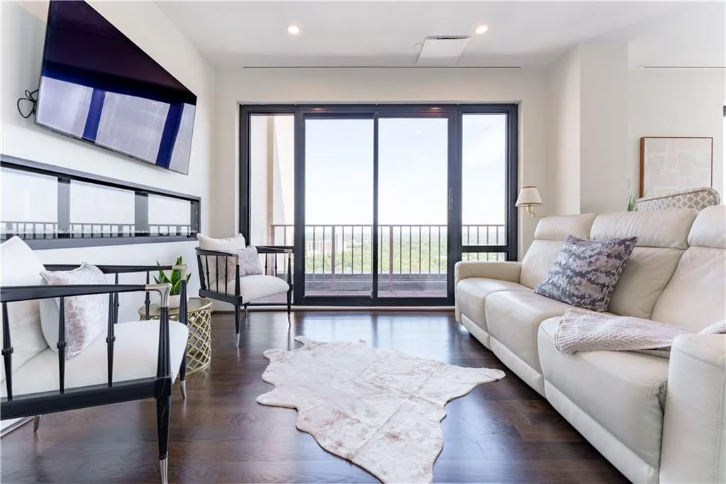 3475 Oak Valley Road Ne Unit 2940, Atlanta, Georgia 30326, 3 Bedrooms Bedrooms, ,3 BathroomsBathrooms,Residential,For Sale,3475 Oak Valley Road Ne Unit 2940,7565766