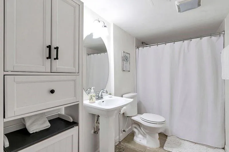 Terrace level full bath