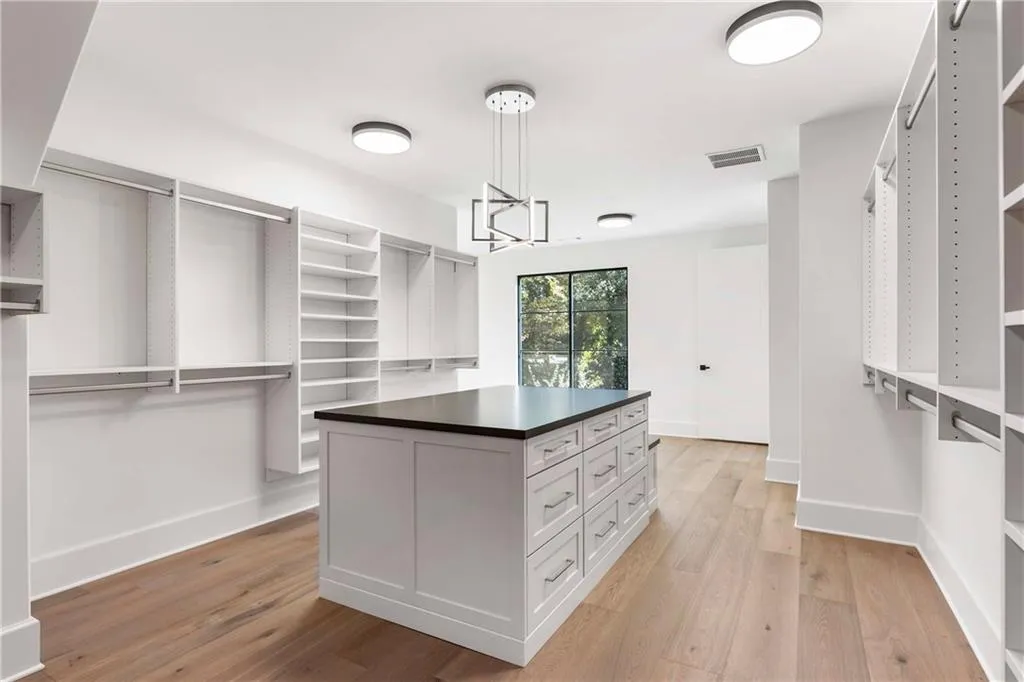 388 Londonberry Road Nw, Sandy Springs, Georgia 30327, 6 Bedrooms Bedrooms, 0 ,6 BathroomsBathrooms,Residential,For Sale,388 Londonberry Road Nw,7821788