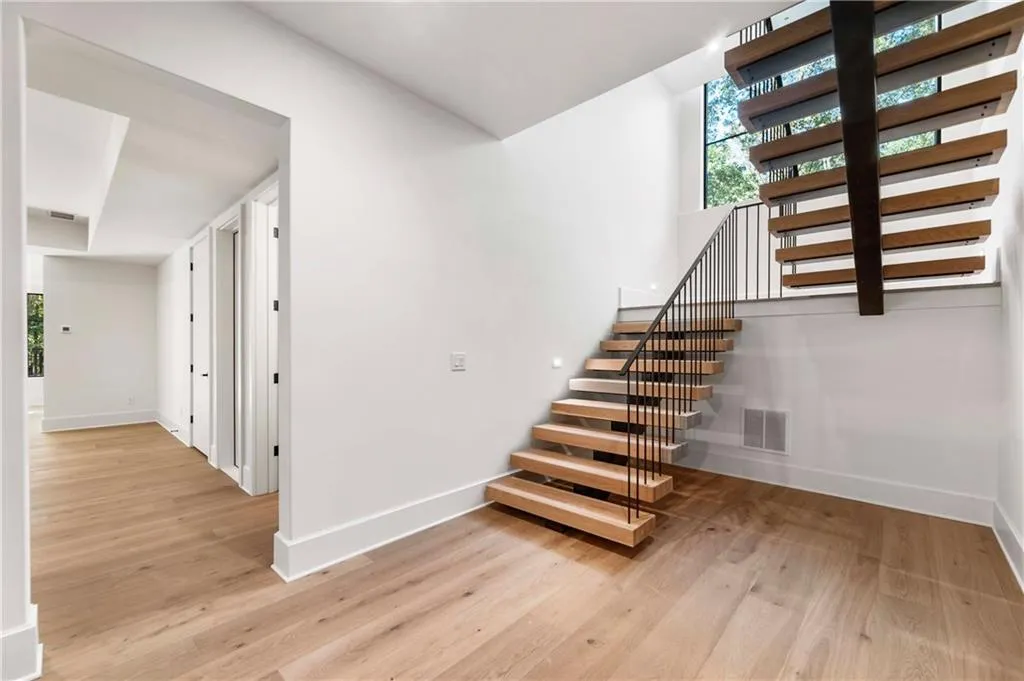 388 Londonberry Road Nw, Sandy Springs, Georgia 30327, 6 Bedrooms Bedrooms, 0 ,6 BathroomsBathrooms,Residential,For Sale,388 Londonberry Road Nw,7821788
