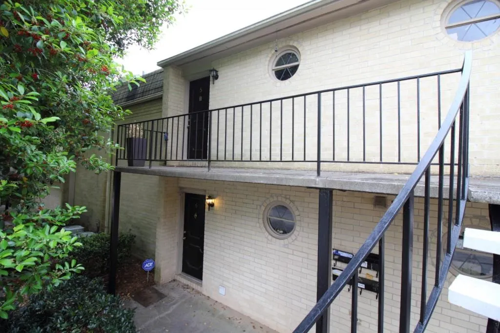 5400 Roswell Road Unit C5, Atlanta, Georgia 30342, 1 Bedroom Bedrooms, ,1 BathroomBathrooms,Residential,Sold,5400 Roswell Road Unit C5,5838855