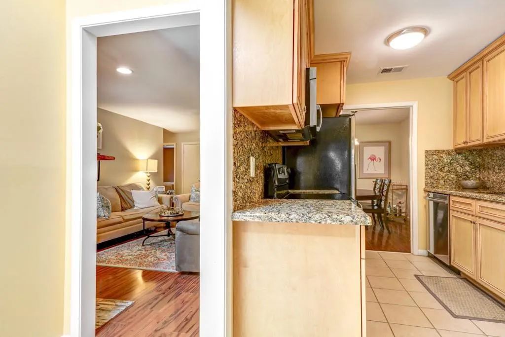 5137 Roswell Road Unit 10, Atlanta, Georgia 30342, 2 Bedrooms Bedrooms, ,2 BathroomsBathrooms,Residential,Sold,5137 Roswell Road Unit 10,6770574