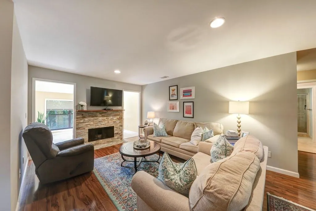 5137 Roswell Road Unit 10, Atlanta, Georgia 30342, 2 Bedrooms Bedrooms, ,2 BathroomsBathrooms,Residential,Sold,5137 Roswell Road Unit 10,6770574