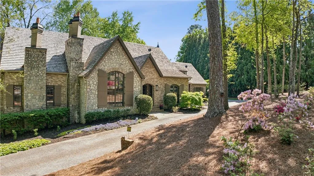 105 Kingston Manor, Atlanta, Georgia 30342, 7 Bedrooms Bedrooms, ,7 BathroomsBathrooms,Residential,For Sale,105 Kingston Manor,7560056