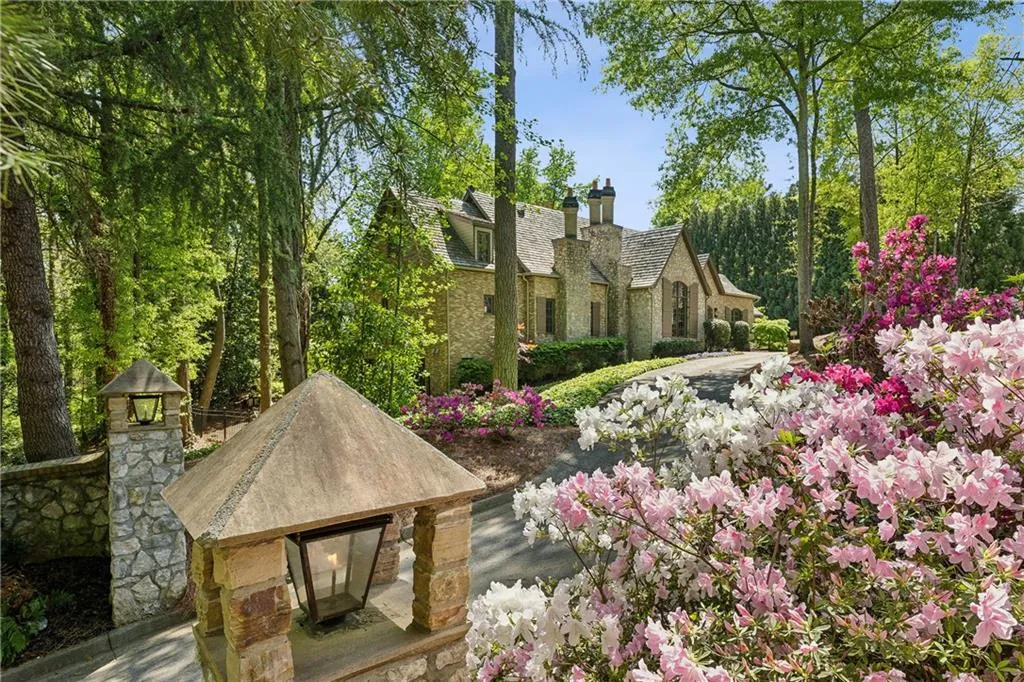 105 Kingston Manor, Atlanta, Georgia 30342, 7 Bedrooms Bedrooms, ,7 BathroomsBathrooms,Residential,For Sale,105 Kingston Manor,7560056
