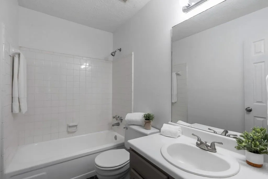 7750 Roswell Road Unit 8d, Sandy Springs, Georgia 30350, 3 Bedrooms Bedrooms, ,2 BathroomsBathrooms,Residential,Sold,7750 Roswell Road Unit 8d,6794154