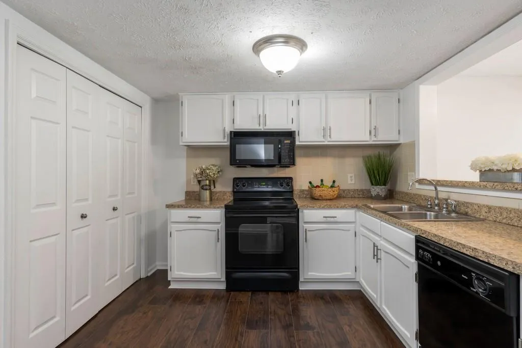 7750 Roswell Road Unit 8d, Sandy Springs, Georgia 30350, 3 Bedrooms Bedrooms, ,2 BathroomsBathrooms,Residential,Sold,7750 Roswell Road Unit 8d,6794154