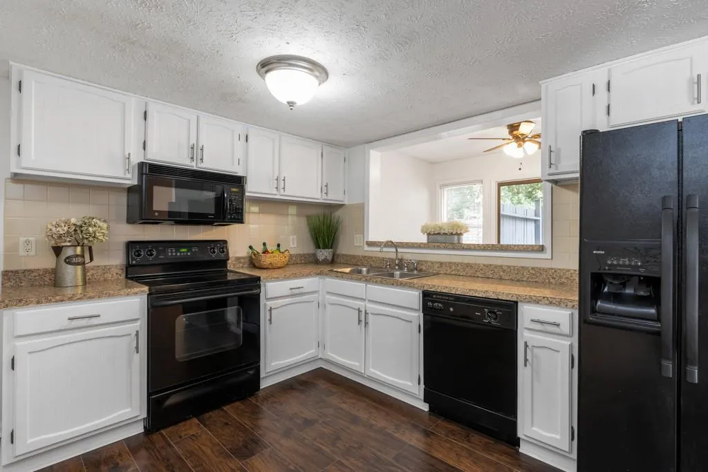 7750 Roswell Road Unit 8d, Sandy Springs, Georgia 30350, 3 Bedrooms Bedrooms, ,2 BathroomsBathrooms,Residential,Sold,7750 Roswell Road Unit 8d,6794154