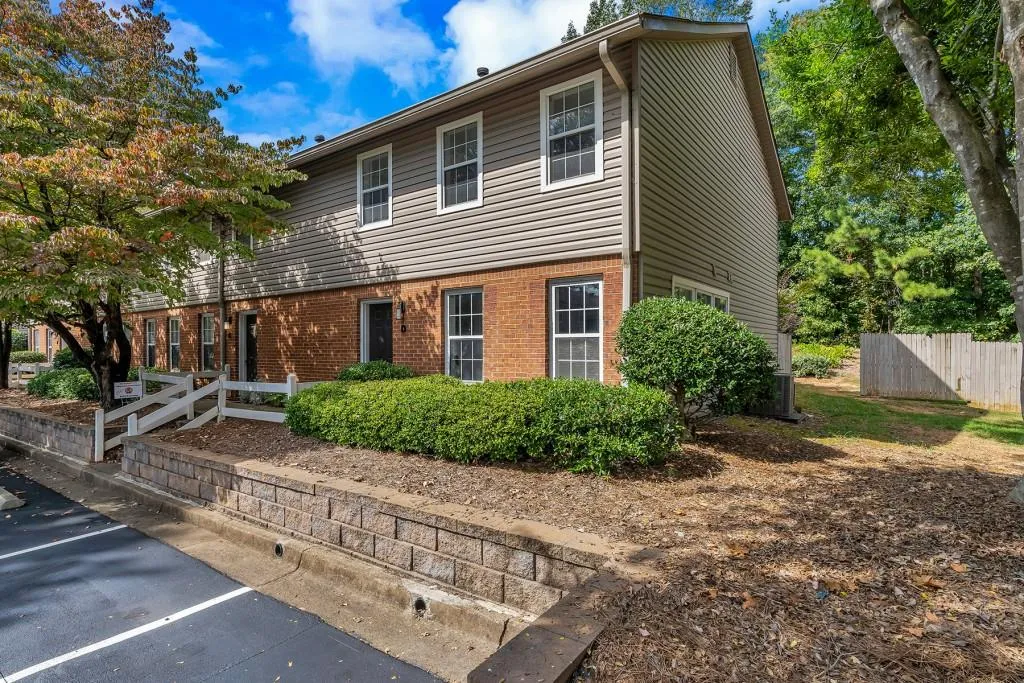 7750 Roswell Road Unit 8d, Sandy Springs, Georgia 30350, 3 Bedrooms Bedrooms, ,2 BathroomsBathrooms,Residential,Sold,7750 Roswell Road Unit 8d,6794154