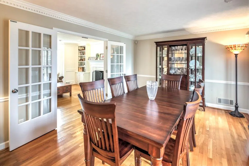 6885 Hunters Knoll, Sandy Springs, Georgia 30328, 5 Bedrooms Bedrooms, ,3 BathroomsBathrooms,Residential,Sold,6885 Hunters Knoll,5950476