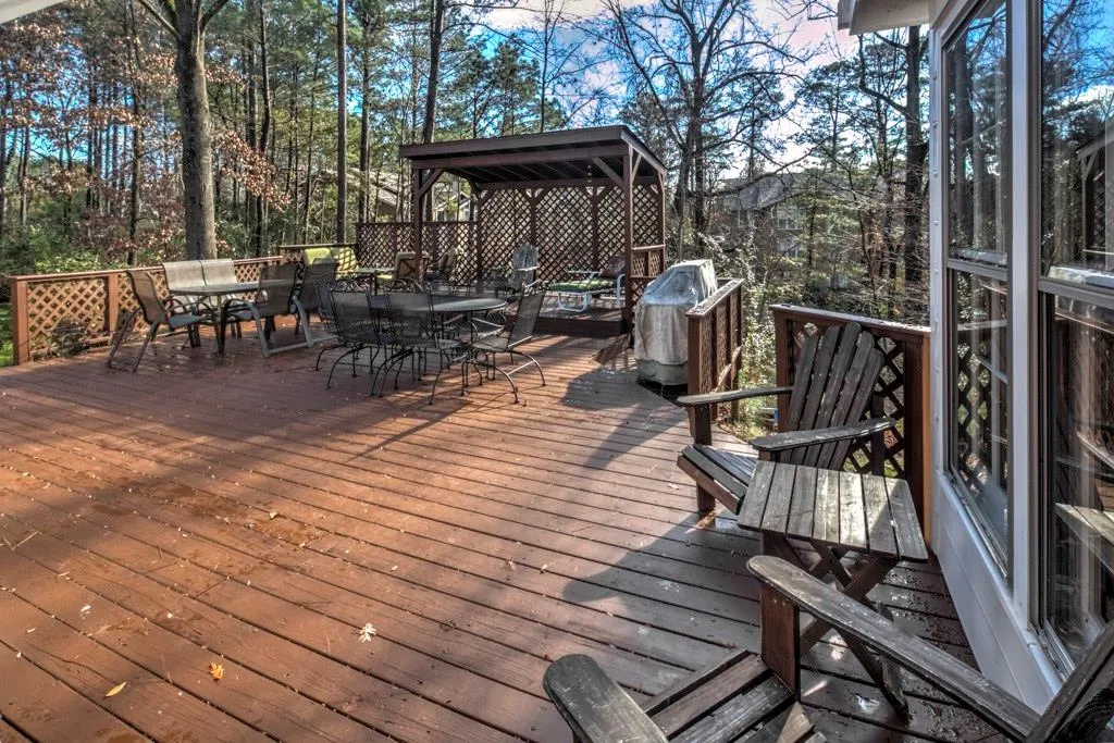 6885 Hunters Knoll, Sandy Springs, Georgia 30328, 5 Bedrooms Bedrooms, ,3 BathroomsBathrooms,Residential,Sold,6885 Hunters Knoll,5950476
