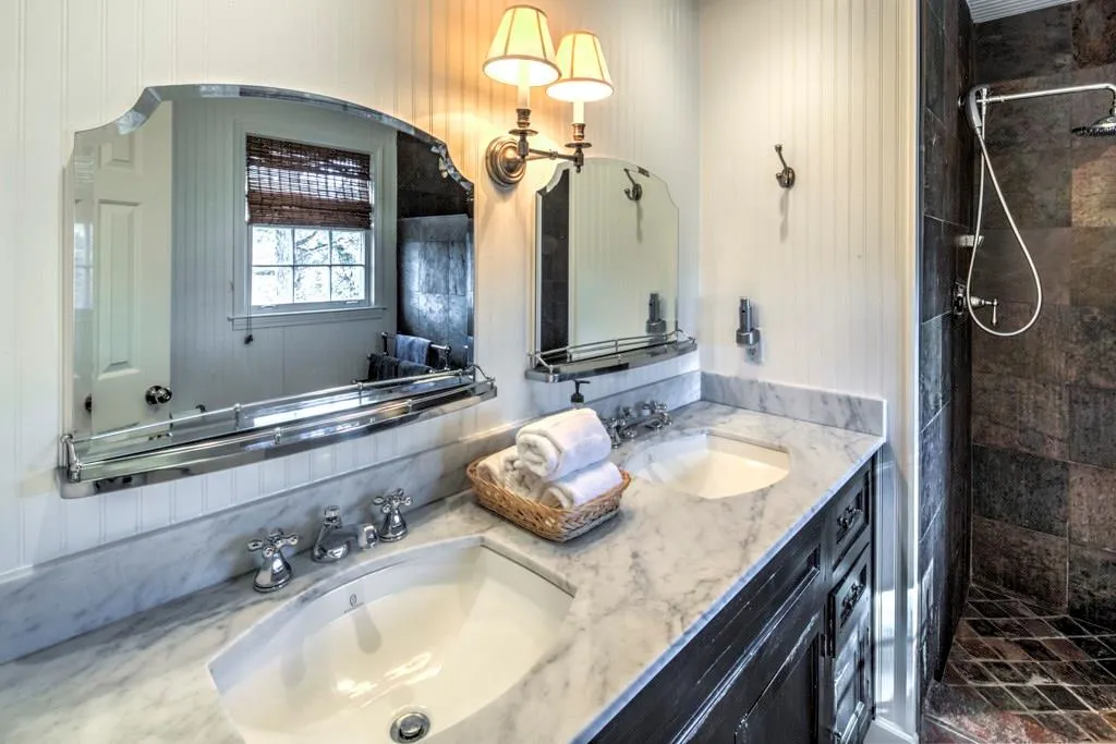 6885 Hunters Knoll, Sandy Springs, Georgia 30328, 5 Bedrooms Bedrooms, ,3 BathroomsBathrooms,Residential,Sold,6885 Hunters Knoll,5950476