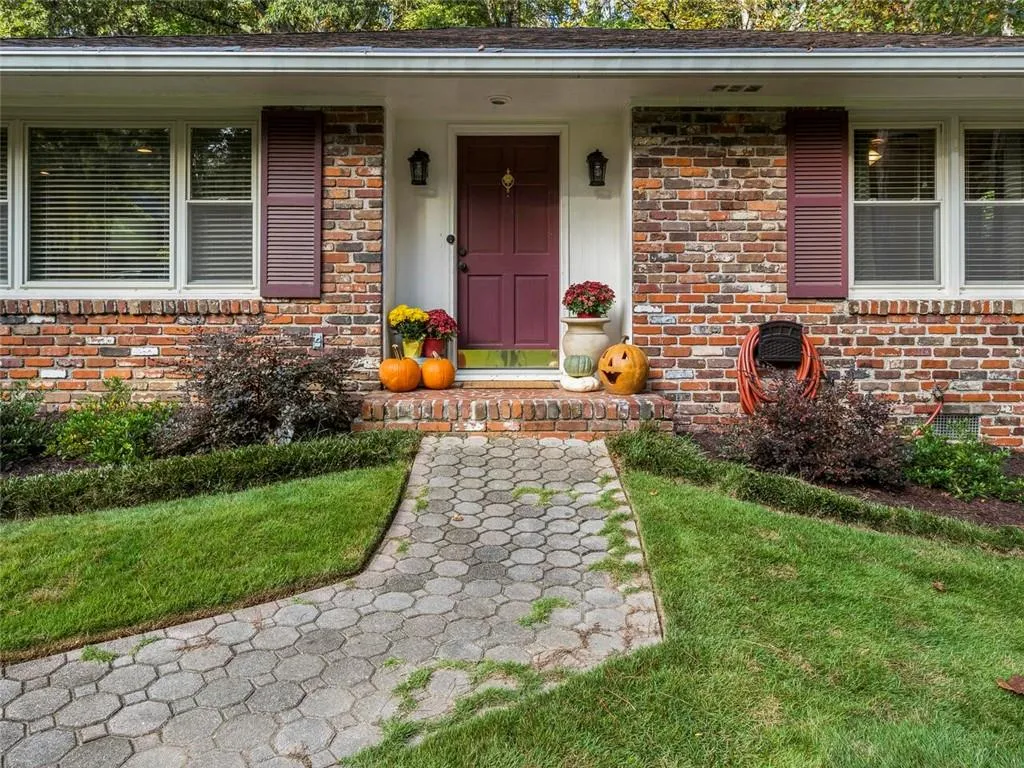 6076 Kayron Drive, Atlanta, Georgia 30328, 3 Bedrooms Bedrooms, ,2 BathroomsBathrooms,Residential,Sold,6076 Kayron Drive,6800819
