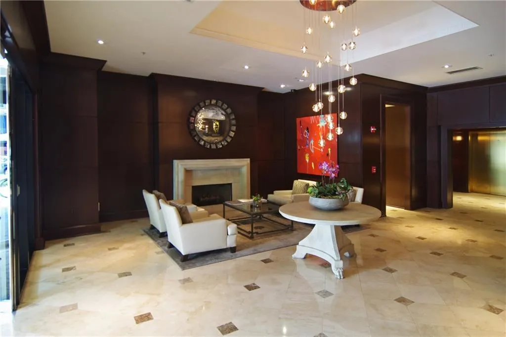 2828 Peachtree Road Nw Unit 2004, Atlanta, Georgia 30305, 2 Bedrooms Bedrooms, ,2 BathroomsBathrooms,Residential,Sold,2828 Peachtree Road Nw Unit 2004,5747294
