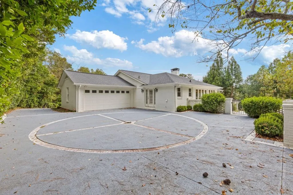 5650 Eden Roc Lane, Atlanta, Georgia 30342, 4 Bedrooms Bedrooms, ,3 BathroomsBathrooms,Residential,For Sale,5650 Eden Roc Lane,7657309