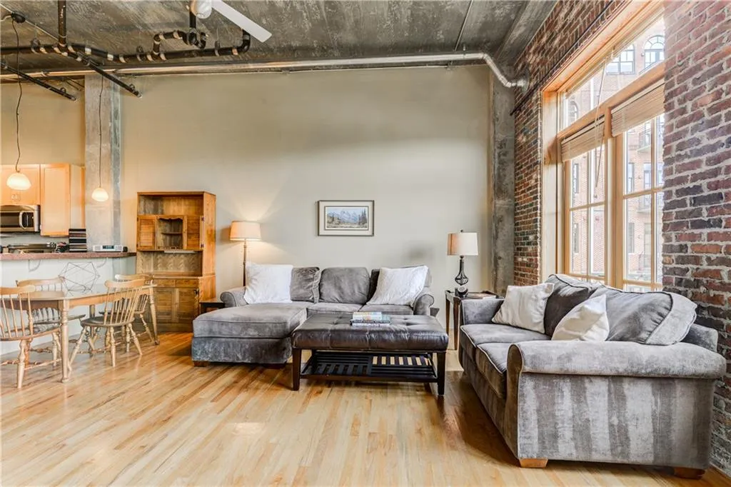 3235 Roswell Road Unit 703, Atlanta, Georgia 30305, 2 Bedrooms Bedrooms, ,2 BathroomsBathrooms,Residential,Sold,3235 Roswell Road Unit 703,5856053