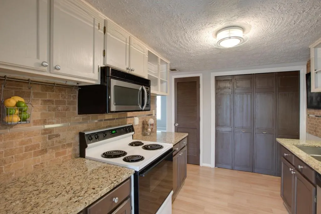 7750 Roswell Road Unit 7a, Sandy Springs, Georgia 30350, 2 Bedrooms Bedrooms, ,1 BathroomBathrooms,Residential,Sold,7750 Roswell Road Unit 7a,5837075