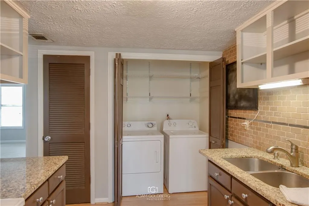 7750 Roswell Road Unit 7a, Sandy Springs, Georgia 30350, 2 Bedrooms Bedrooms, ,1 BathroomBathrooms,Residential,Sold,7750 Roswell Road Unit 7a,5837075