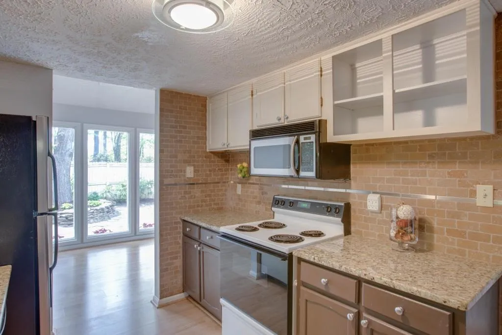 7750 Roswell Road Unit 7a, Sandy Springs, Georgia 30350, 2 Bedrooms Bedrooms, ,1 BathroomBathrooms,Residential,Sold,7750 Roswell Road Unit 7a,5837075