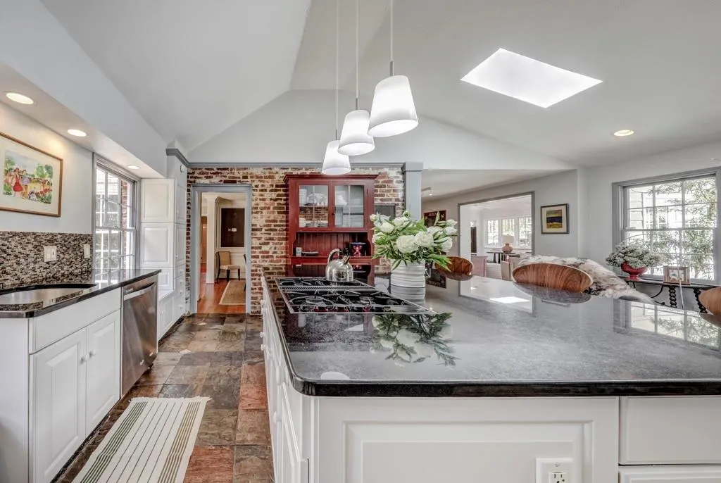 4645 Powers Ferry Road, Sandy Springs, Georgia 30327, 4 Bedrooms Bedrooms, ,3 BathroomsBathrooms,Residential,Sold,4645 Powers Ferry Road,6522372