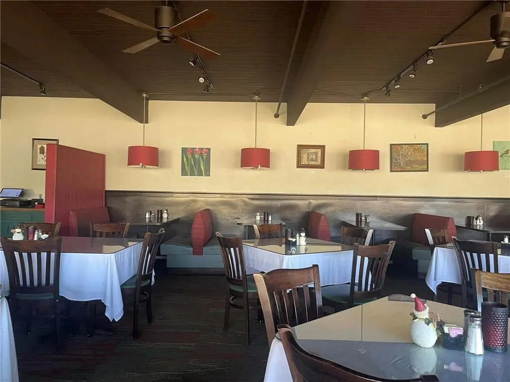 full service restaurant café