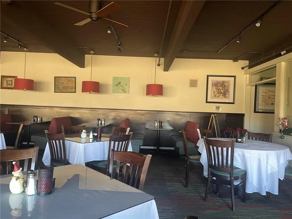 full service restaurant café