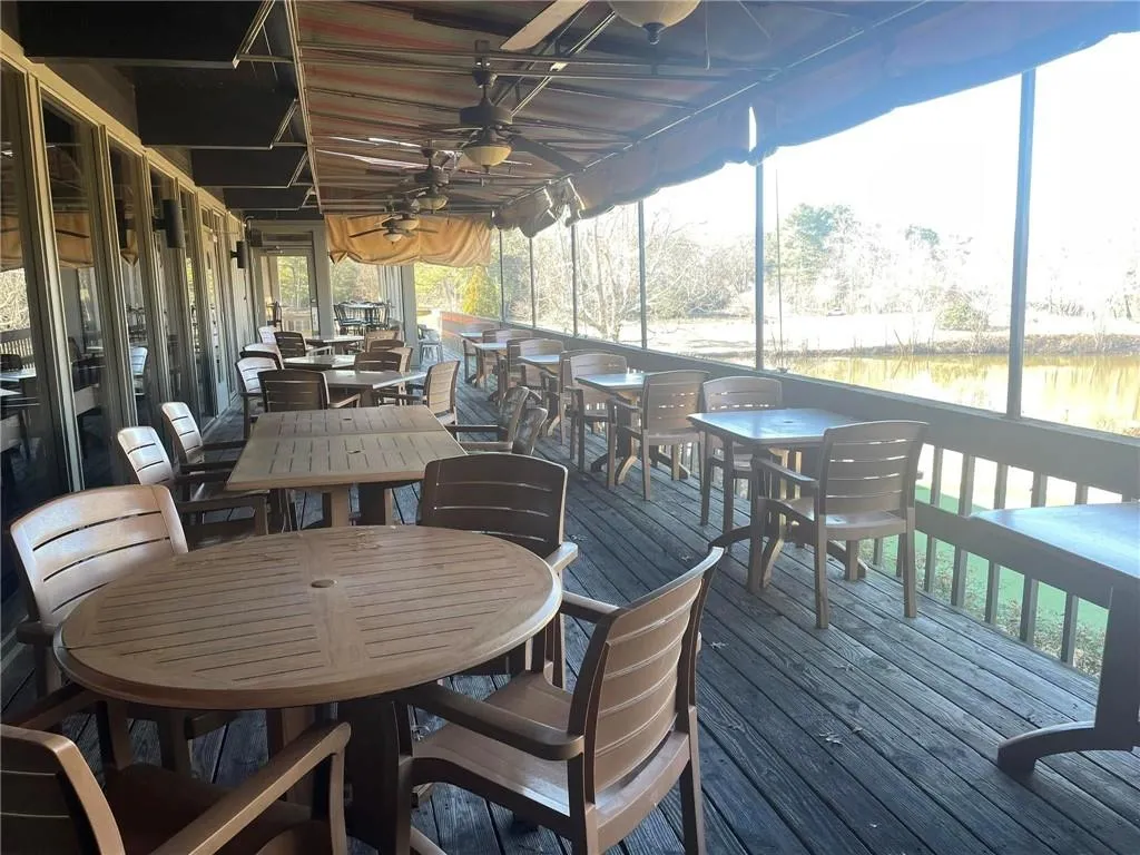 full service restaurant café outdoor dining