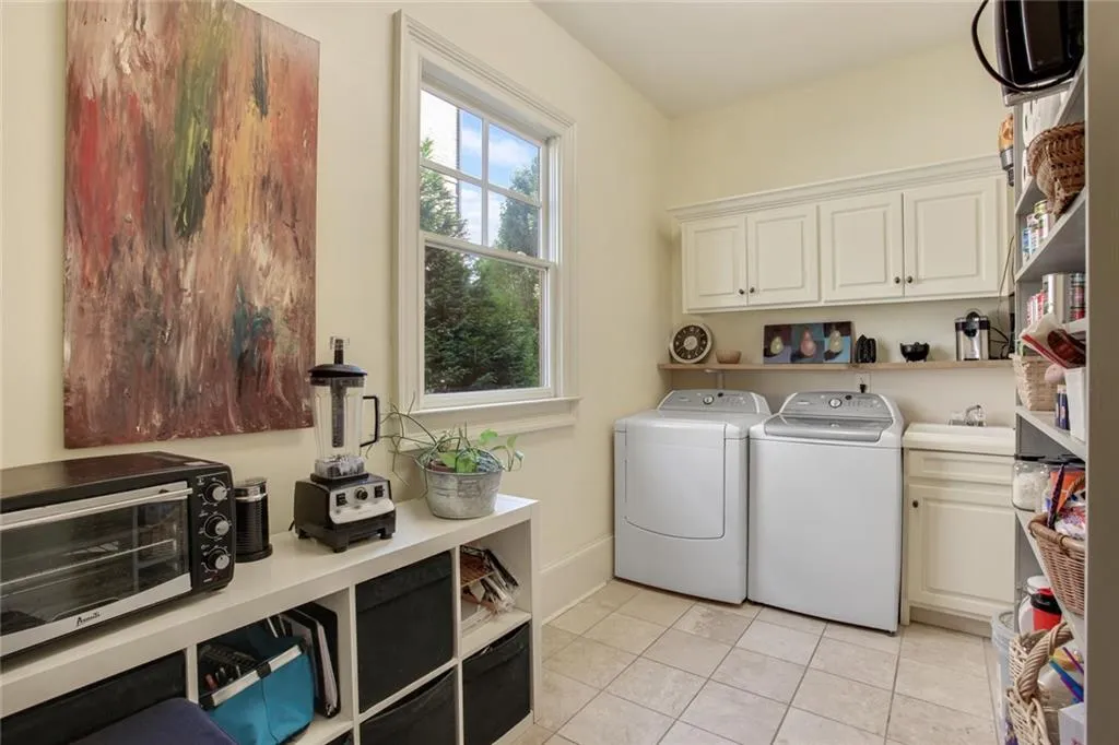 94 W Belle Isle Road, Atlanta, Georgia 30342, 6 Bedrooms Bedrooms, ,4 BathroomsBathrooms,Residential,Sold,94 W Belle Isle Road,6775277