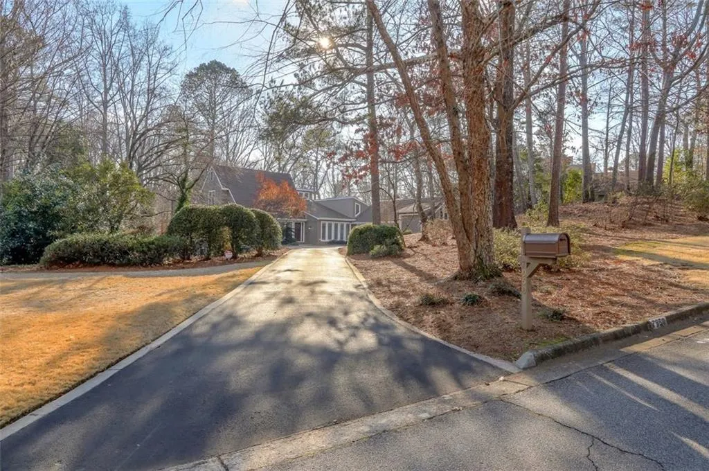 7950 Saddle Ridge Drive, Sandy Springs, Georgia 30350, 5 Bedrooms Bedrooms, ,3 BathroomsBathrooms,Residential,Sold,7950 Saddle Ridge Drive,6677182