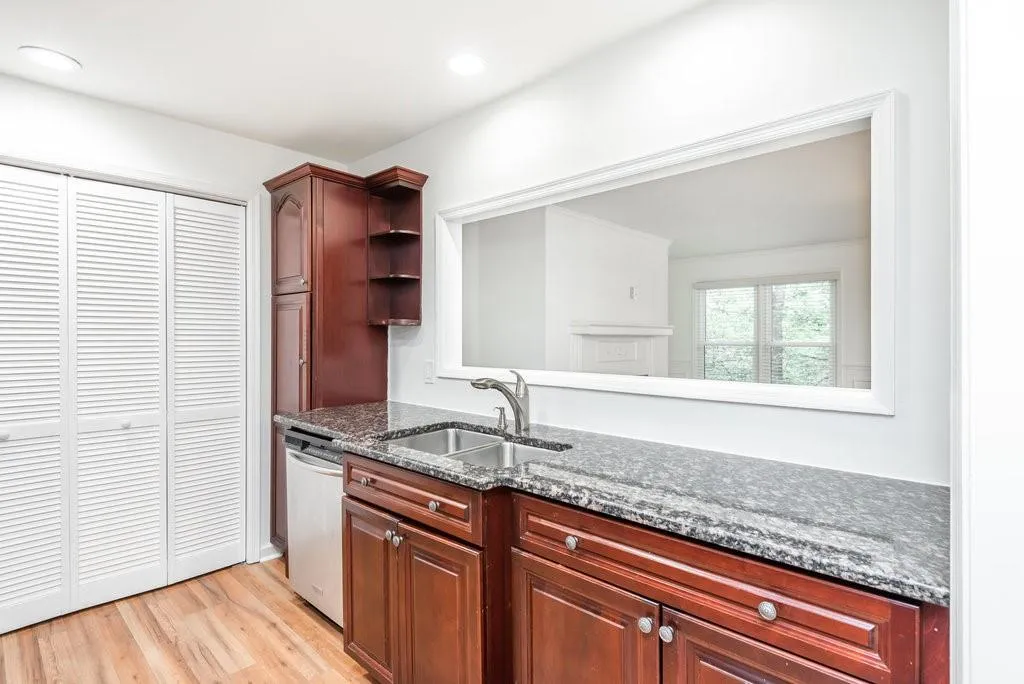 1009 Camden Court, Sandy Springs, Georgia 30327, 2 Bedrooms Bedrooms, ,2 BathroomsBathrooms,Residential,Sold,1009 Camden Court,7207583