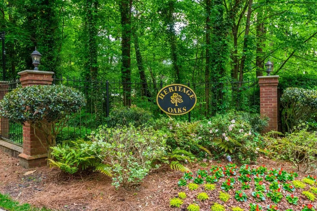 1009 Camden Court, Sandy Springs, Georgia 30327, 2 Bedrooms Bedrooms, ,2 BathroomsBathrooms,Residential,Sold,1009 Camden Court,7207583
