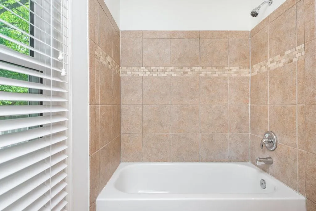 1009 Camden Court, Sandy Springs, Georgia 30327, 2 Bedrooms Bedrooms, ,2 BathroomsBathrooms,Residential,Sold,1009 Camden Court,7207583